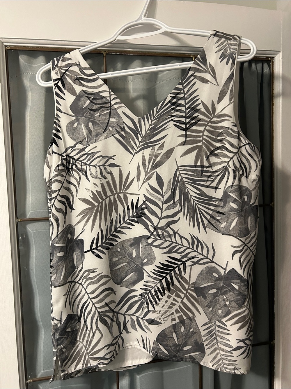 Lily Morgan Black & White Leaf Print Sleeveless V-Neck Top